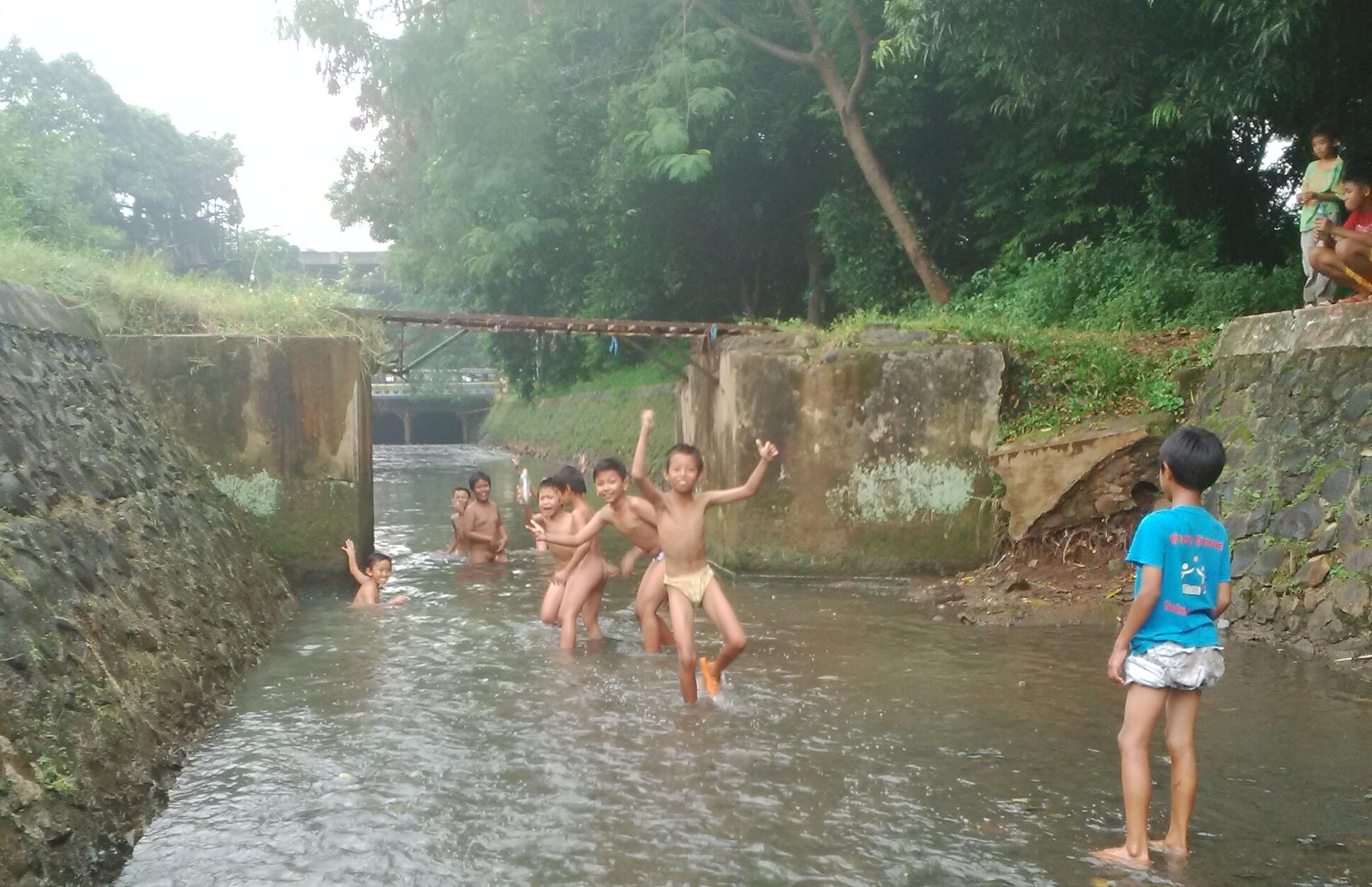 Warga Ciliwung 'Potong' Rumah Agar tak Digusur