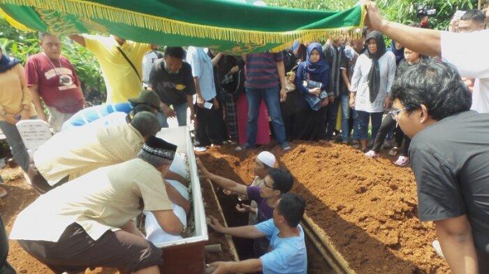 Keluarga dan Kerabat Antar Jenasah Deden Korban Tersambar Petir ke Pemakaman