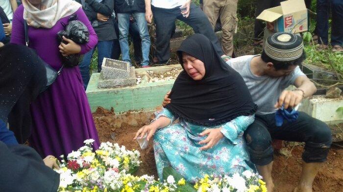 Dua Pendaki Gunung yang Tewas karena Sambaran Petir Dimakamkan