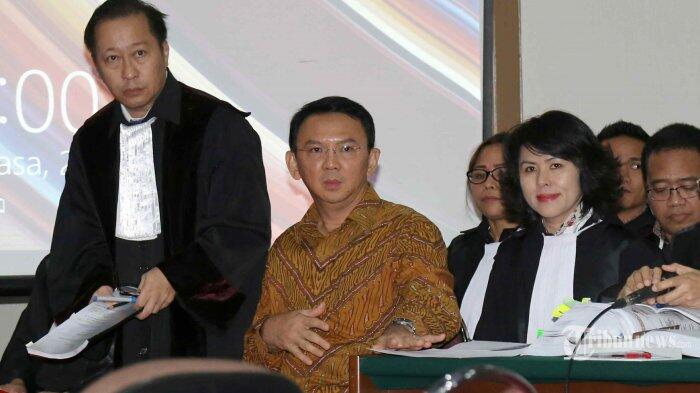 Tiga 'Senjata' Kuasa Hukum Untuk Bela Ahok