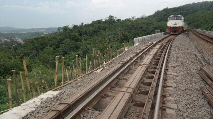 PT KAI Daop 2 Kerahkan Pemantau Spot Rawan Longsor 24 Jam