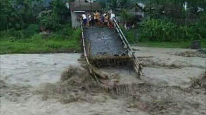 Banjir Besar di Kendal Putuskan Jembatan Kaliputih