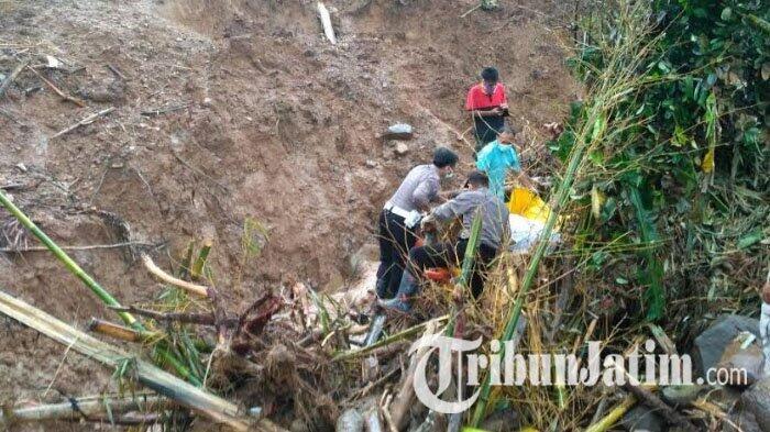 Mayat Korban Longsor Ponorogo Nyangkut di Tumpukan Pohon Bambu