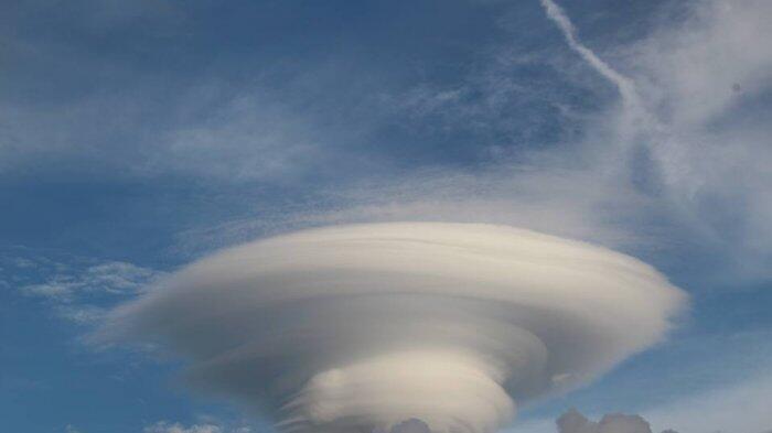 Heboh Awan Unik Bentuk Seperti Pusaran Angin, Jadi Pertanda Mistis ?