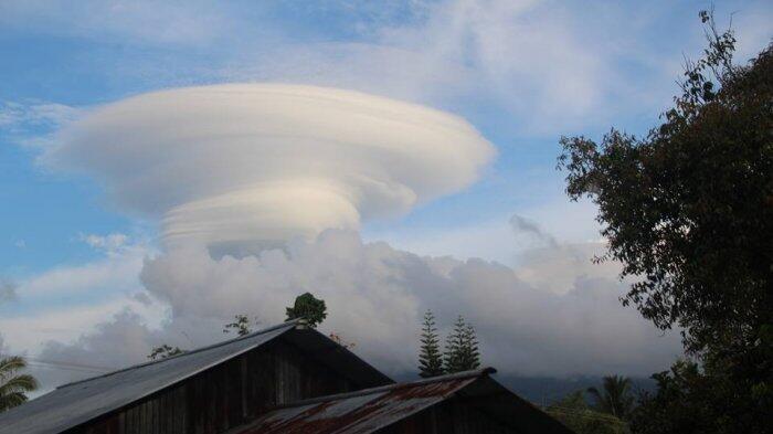 Heboh Awan Unik Bentuk Seperti Pusaran Angin, Jadi Pertanda Mistis ?