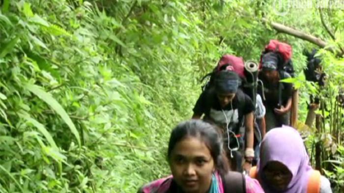 Hujan Turun saat Mendaki Gunung, Ini yang Harus Dilakukan