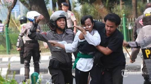 Nih Foto Korban Tawuran Tertancap Celurit, Polisi: Masih Dicek