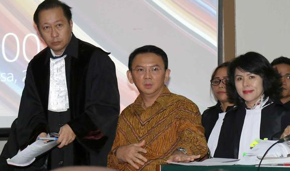 Begini Saat Adik Cantik Ahok Membela Kakaknya di Persidangan