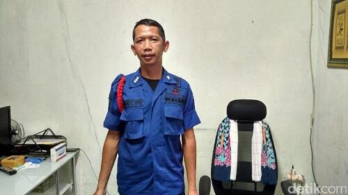 Ini Dia Petugas Oranye yang Menangkap Ular Sanca di Pasar Minggu