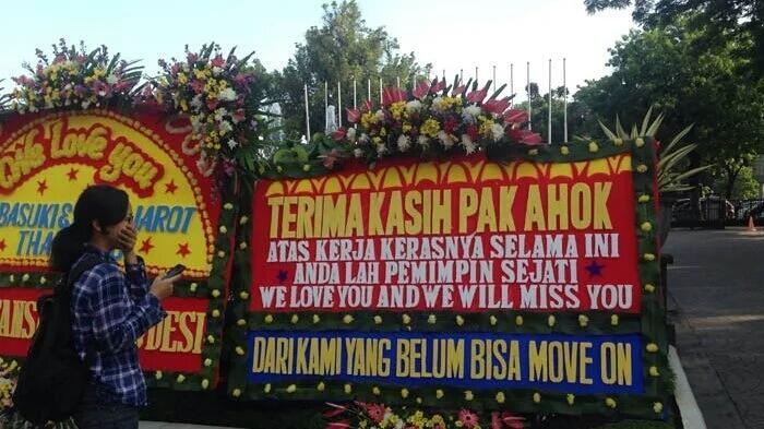 Ahok Dikirimi Karangan Bunga di Kantornya 'Dari Kami yang Belum Bisa Move On'