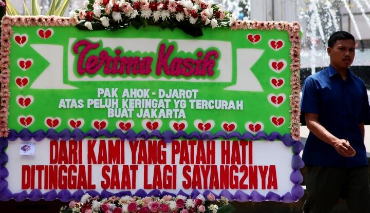 Karangan Bunga "Kami Belum Bisa Move On" Banjiri Kantor Ahok