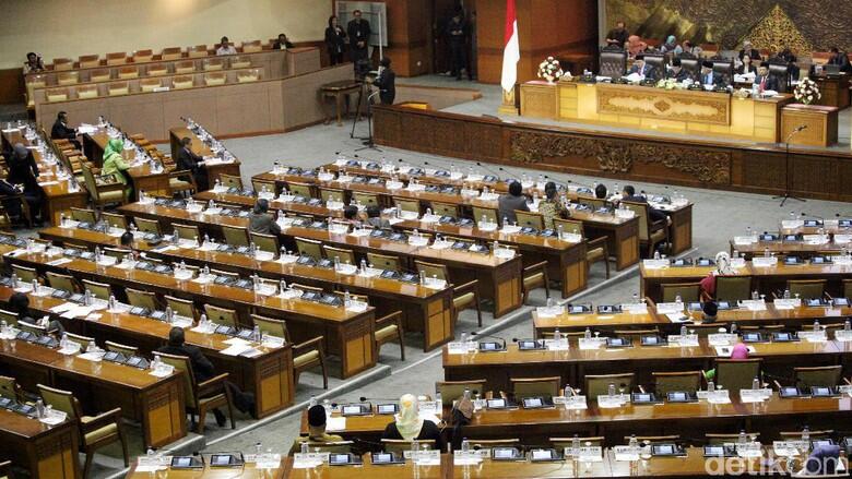 Ada yang mau nyumbang Kursi DPR
