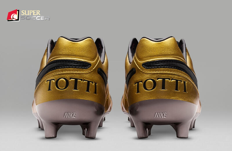 Sepatu Emas untuk 25 Tahun Karier Totti
