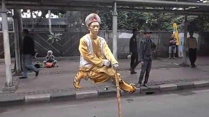 Terungkap! Ternyata Begini Cara Para Pesulap Bisa Duduk Melayang di Pinggir Jalan