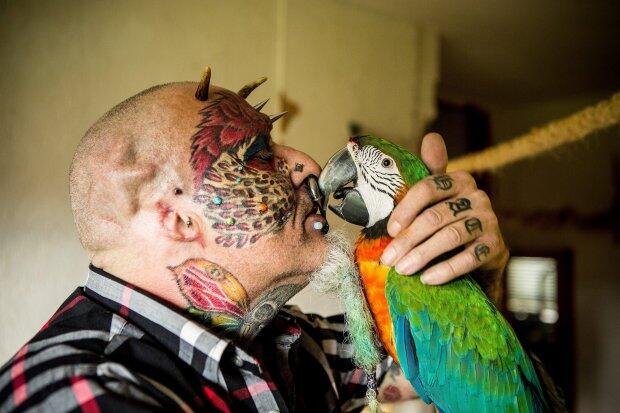 Aneh, Pria Ini Permak Wajahnya Agar Mirip Burung Parrot