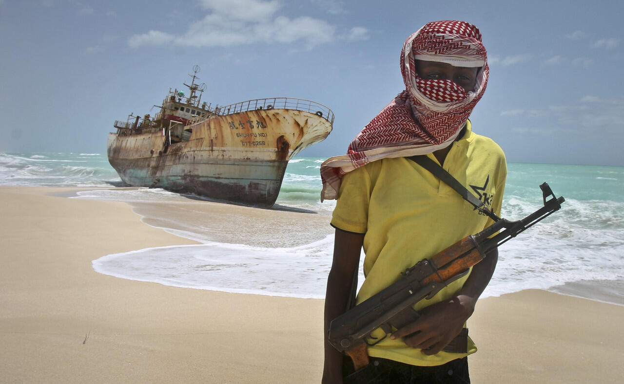 Gokil, Muncul Video Baku Tembak Antara Perompak Somalia vs Petugas Kapal