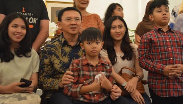 Kewalahan, Mulai Selasa Foto Bersama Ahok Dibatasi Hanya Dua Jam