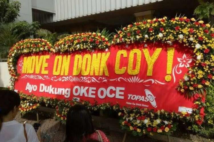 Ada Karangan Bunga &quot;Move on Donk Coy&quot; di Balai Kota