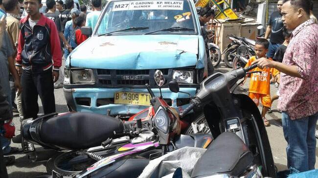 Angkot Tabrak 5 Motor 1 Bajaj
