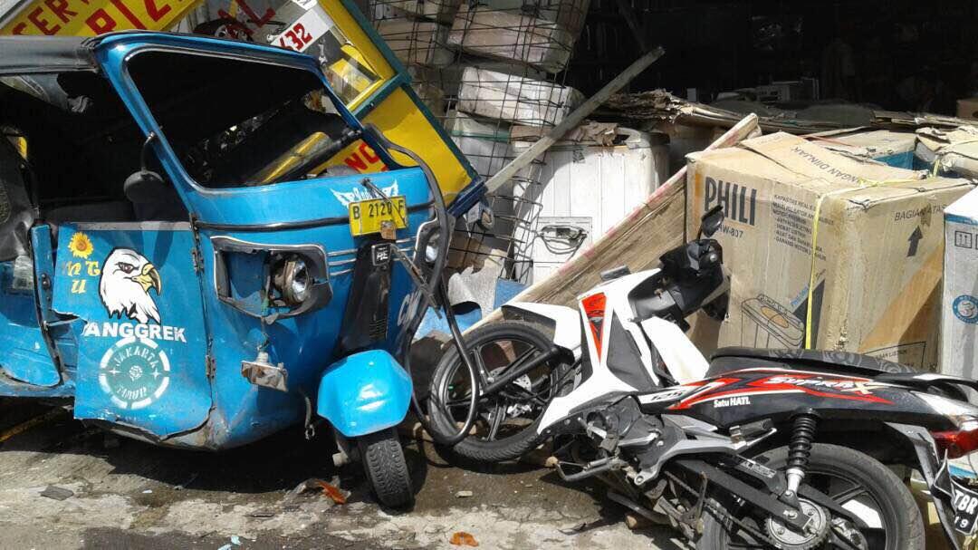 Angkot Tabrak 5 Motor 1 Bajaj