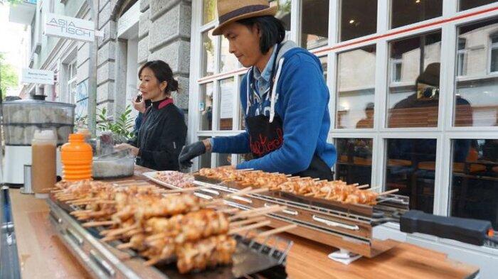 Mantan Bankir Kelahiran Indonesia Bahagia Jualan Sate di Swiss