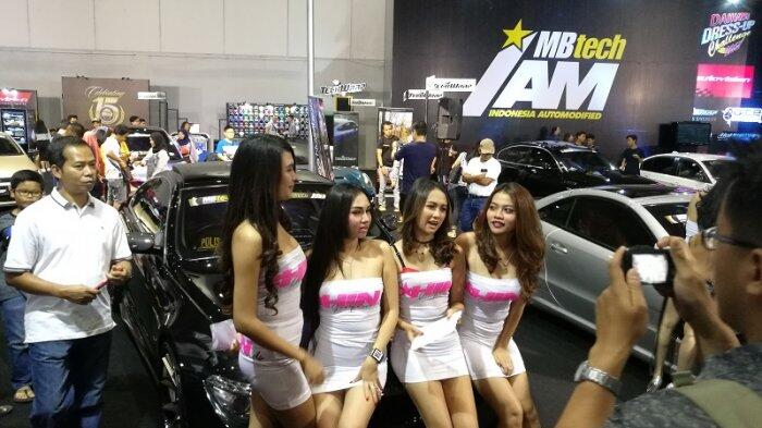 SPG Seksi Jadi Buruan Fotografer di Arena IIMS 2017