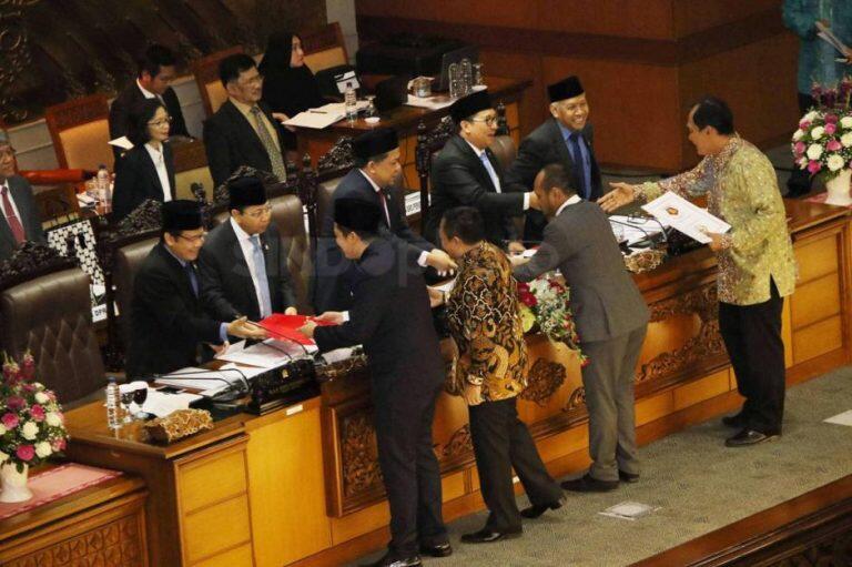 Beda PDI P dan Demokrat Sikapi “Keberingasan” KPK