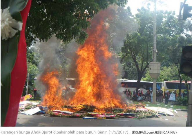 Buruh Bakar Karangan Bunga untuk Ahok-Djarot