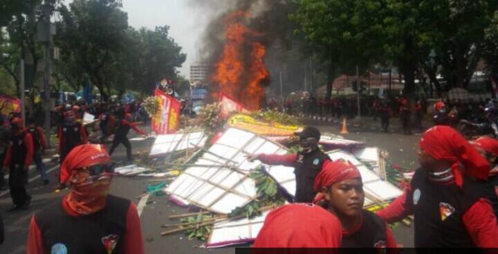 Massa Buruh Bakar Karangan Bunga Ahok-Djarot