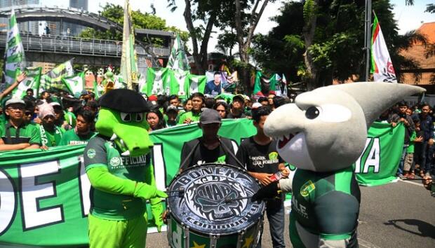 Acungkan Jari Tengah ke Bonek, Iwan Setiawan Dihukum Persebaya