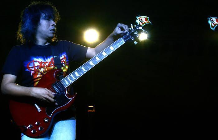 10 Gitaris Legendaris Dengan Skill Paling Top Di Dunia