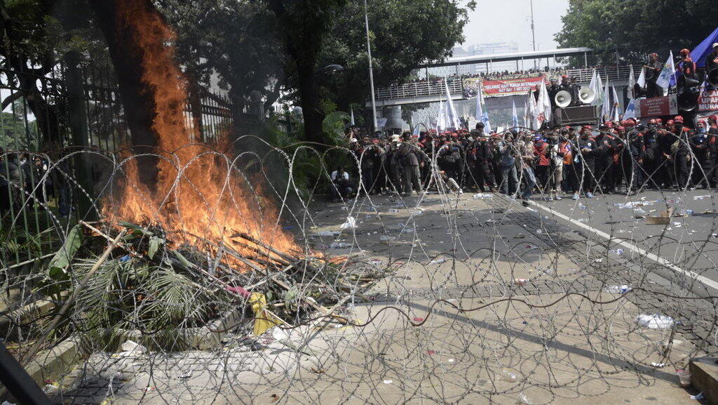 Karangan Bunga Ahok Dibakar