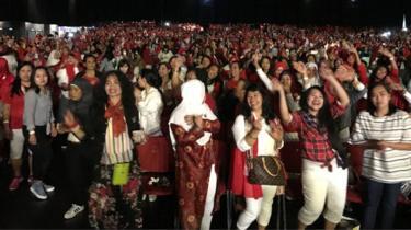 Sambutan Meriah Ribuan WNI di Hong Kong Untuk Presiden Jokowi