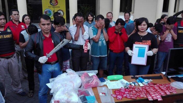14 Pria Homo Pesta Seks di Surabaya, Ada Ratusan Kondom di Dua Kamar Hotel