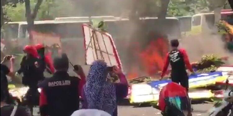 Buruh bakar karangan bunga buat Ahok di depan Balai Kota