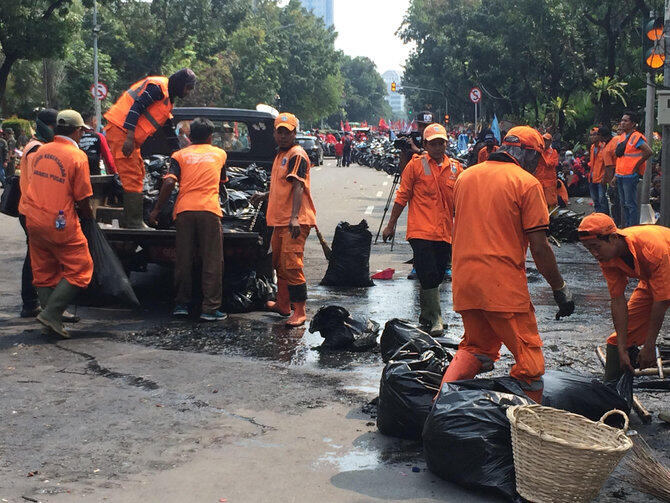 Buruh bakar karangan bunga buat Ahok di depan Balai Kota