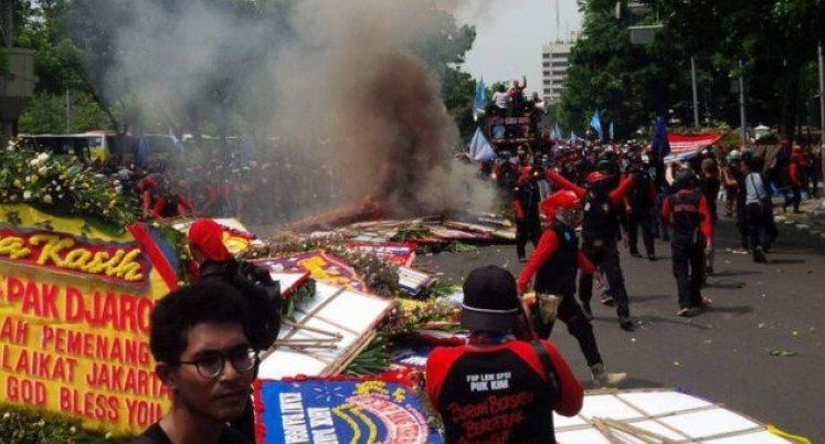 "Bunga Bertanya: Apa Salahku sampai Aku Kau Bakar?"