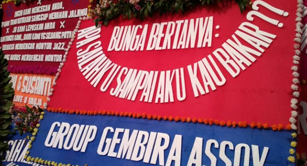 "Bunga Bertanya: Apa Salahku sampai Aku Kau Bakar?"