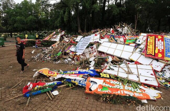 Sampah Karangan Bunga Menggunung di Monas