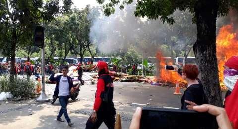 Budiman: Tak Ada Sejarahnya Buruh Bakar Bunga