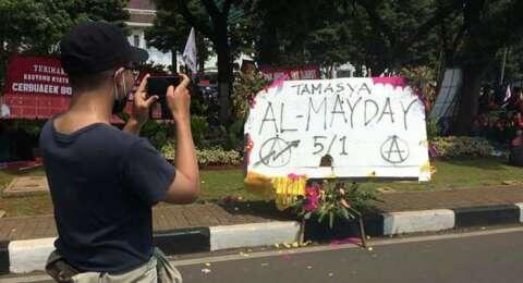 Hari Buruh, Ada Tulisan 'Tamasya Al-May Day 5/1' di Bunga Ahok