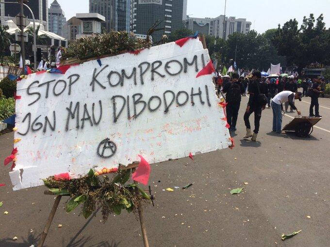 Hari Buruh, Ada Tulisan 'Tamasya Al-May Day 5/1' di Bunga Ahok