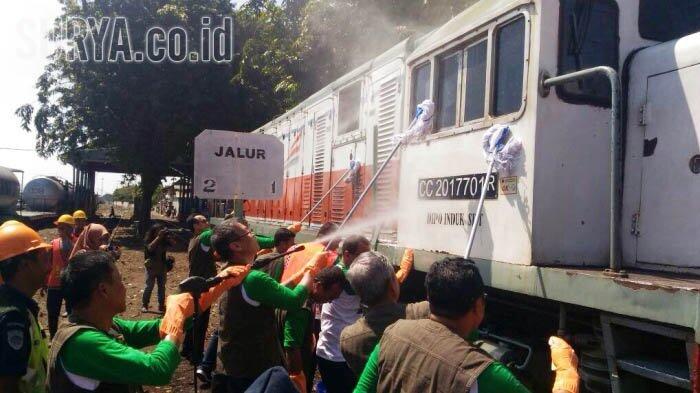 Peringati May Day, Karyawan PT KAI Kompak Cuci Lokomotif CC201