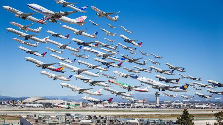 Foto ini gambarkan betapa padatnya lalu lintas udara di Bandara