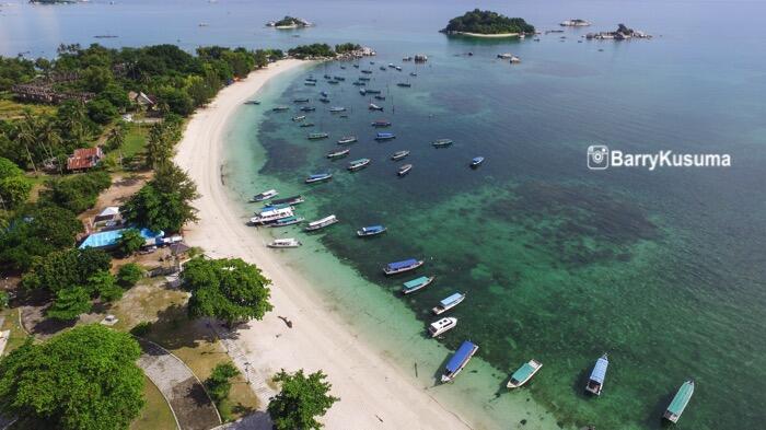 Menikmati indahnya Pantai Tanjung Kelayang.