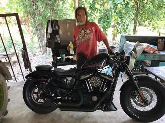 Penampilannya lusuh, pria tua ini dicuekin saat beli Harley Davidson