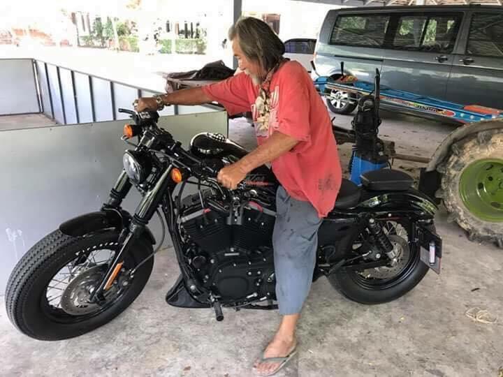 Penampilannya lusuh, pria tua ini dicuekin saat beli Harley Davidson