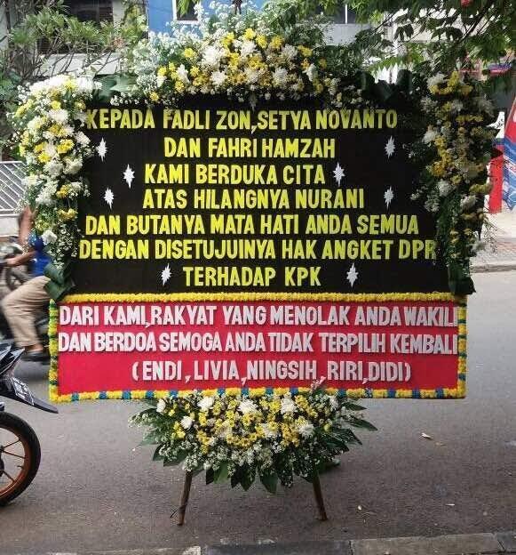 Setnov, Fahri &amp; Fadli Dapat Bunga Dari Warga yang Menolak Diwakili
