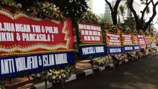 Giliran Mabes Polri Banjir Karangan Bunga