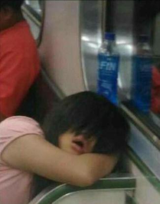 Tatapan Mata Wanita yang Duduk di MRT Ini Bikin Merinding